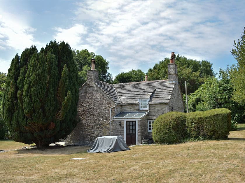 Set in a large lawned garden | Haycraft Cottage, Harmans Cross, near Swanage