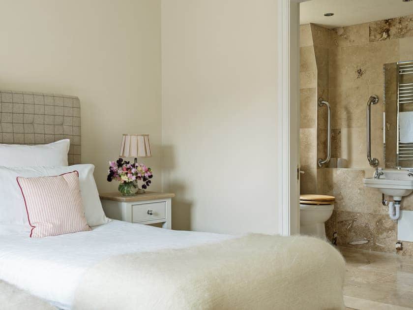 Ground floor disabled access twin bedroom with en-suite  | Hungate Garden Cottage - Hungate Cottages, Pickering