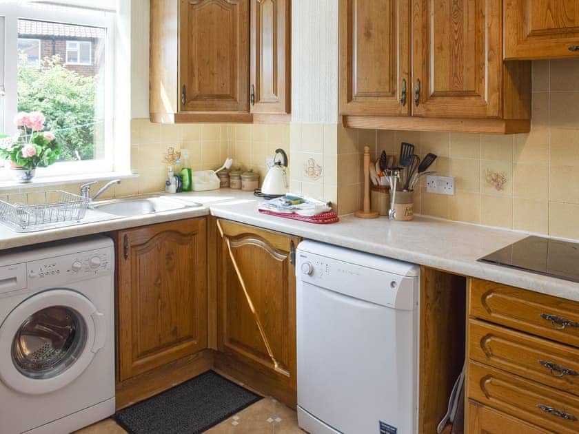 Well-equipped fitted kitchen | Rose Garth, Robin Hood’s Bay
