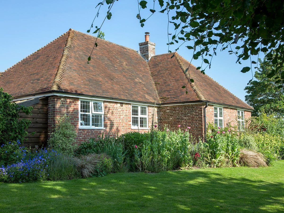 Courtside Ref Ukc3092 In Fairfield Near Appledore Kent