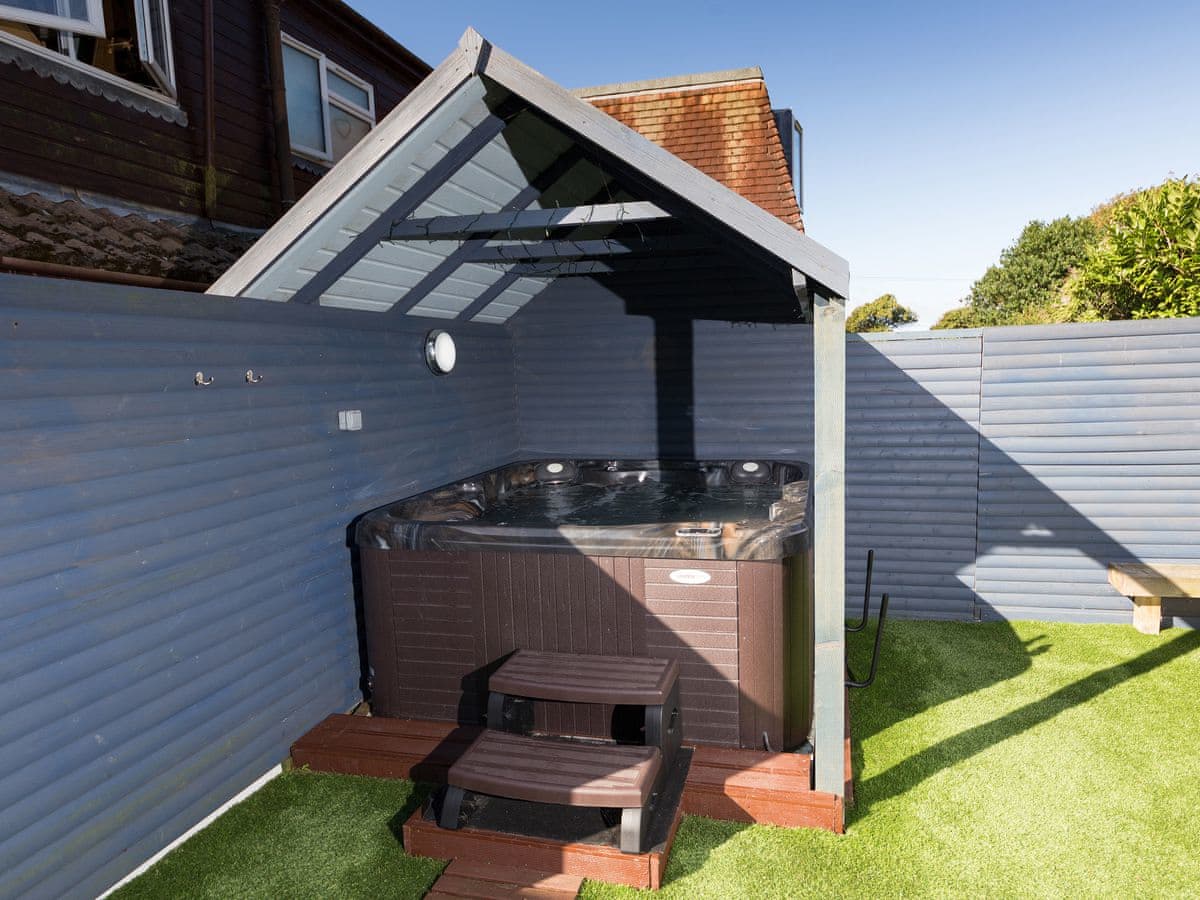The Lodge - Holiday lodge in Southern England - Image 2