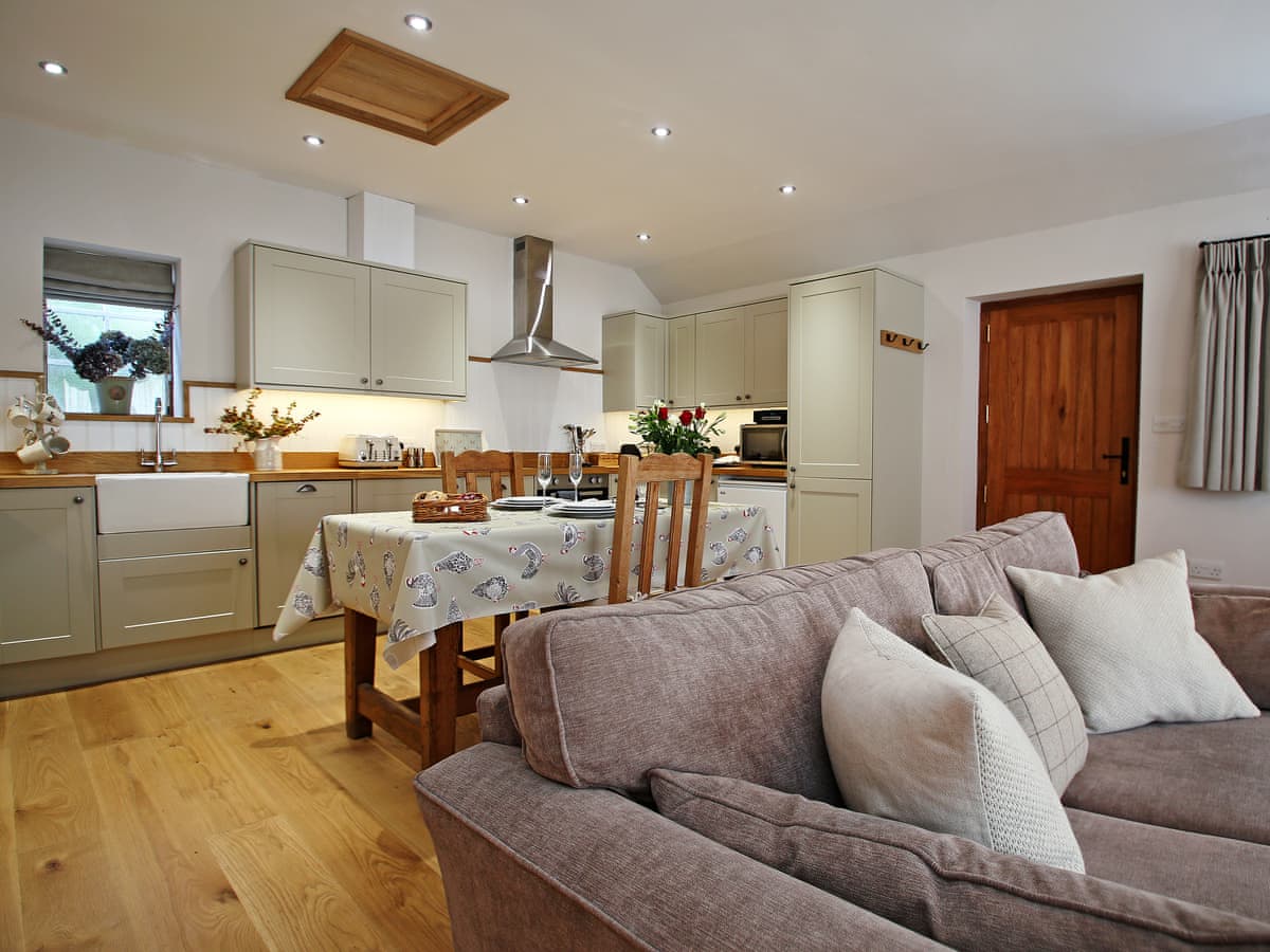 College Farmhouse Cottage Ref M386790 In Near Stow On The Wold