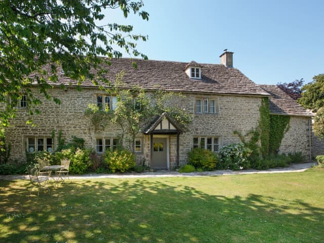 Somersby House Ref M523224 In Near Cirencester Gloucestershire