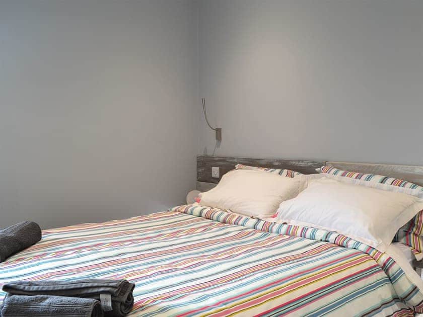 Double bedroom with en-suite shower room | The Loft - Struncheon Hill Farm, Brandesburton, near Bridlington