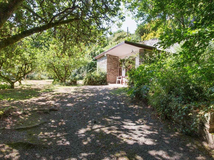 Beautiful shady area within the garden | Anchorage Studio, Salcombe