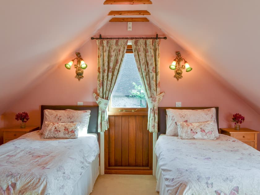 Comfortable twin bedroom | Darwin Cottage, Jevington