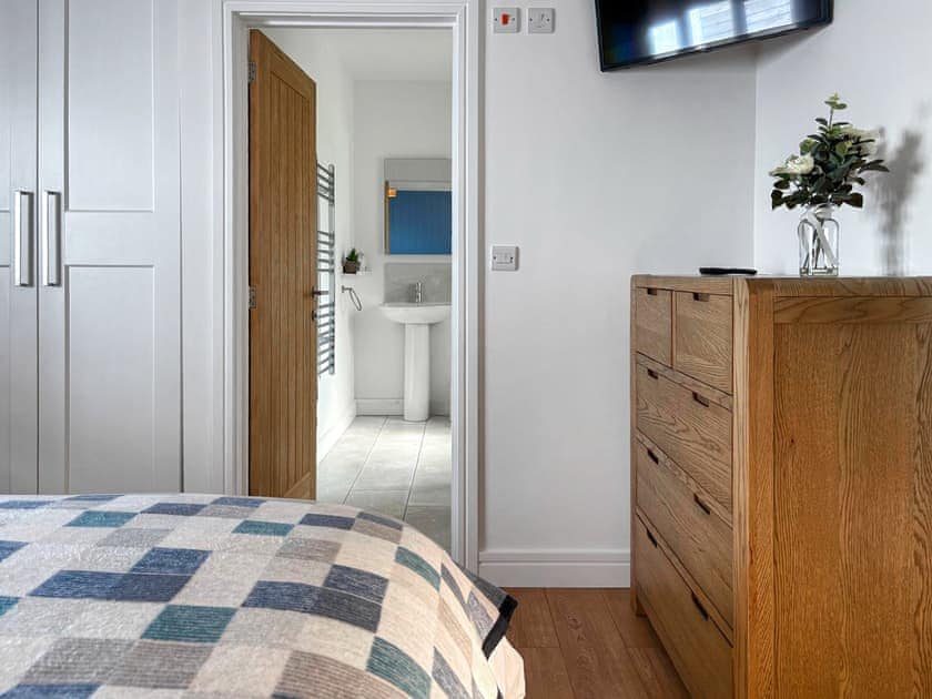 Double bedroom with en-suite | Spring Cottage, Kentisbury, near Barnstaple