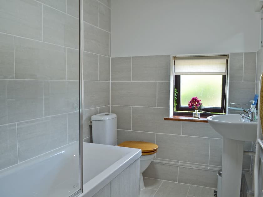 Family bathroom | Chessons FarmStable Cottage, Wadhurst, near Tunbridge Wells