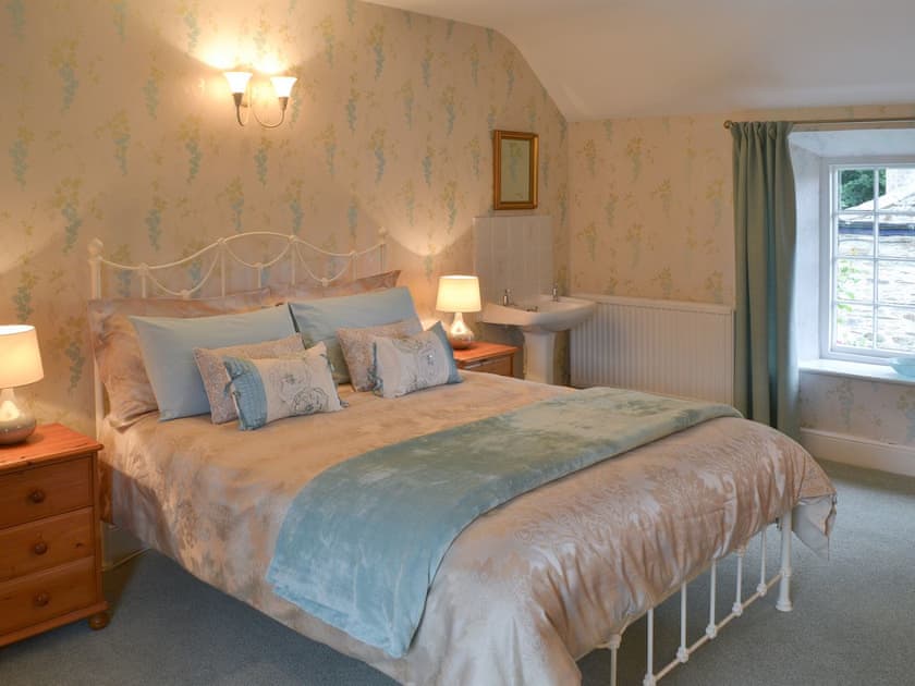 Double bedroom | The Farmhouse - Lanwithan Cottages, Lostwithiel