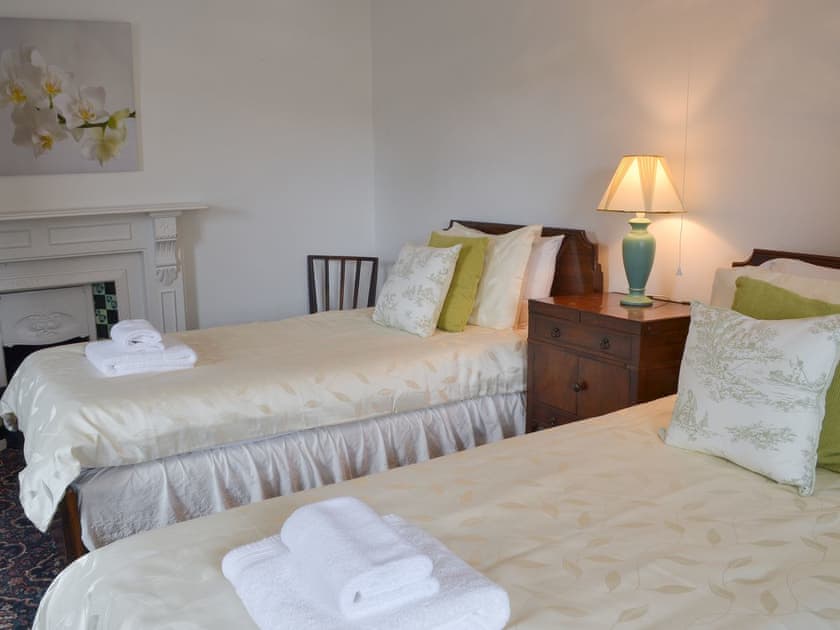 Twin bedroom | The Farmhouse - Lanwithan Cottages, Lostwithiel