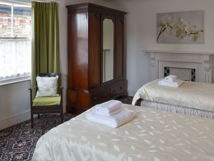 Twin bedroom | The Farmhouse - Lanwithan Cottages, Lostwithiel