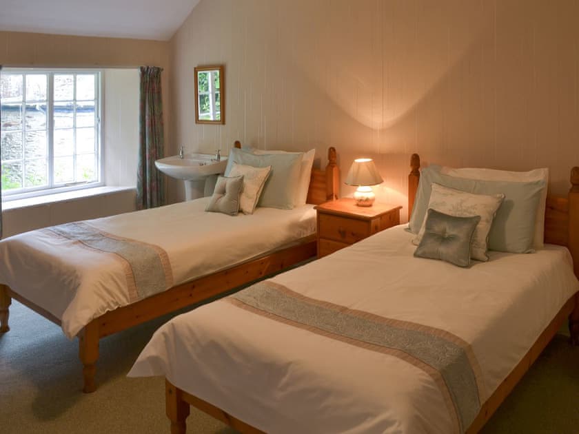 Twin bedroom | The Farmhouse - Lanwithan Cottages, Lostwithiel
