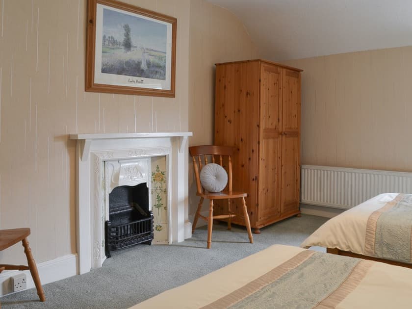 Twin bedroom | The Farmhouse - Lanwithan Cottages, Lostwithiel