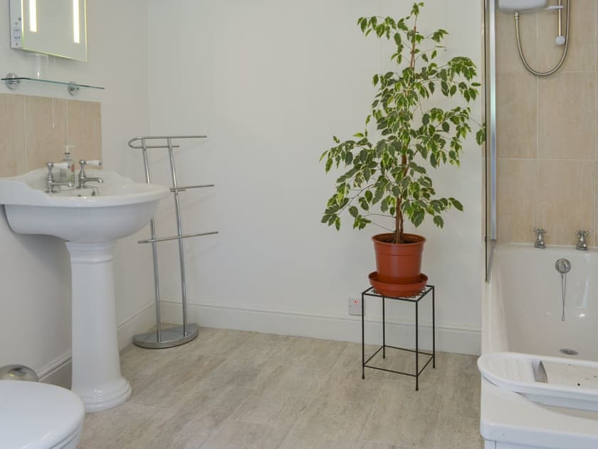 Bathroom | The Farmhouse - Lanwithan Cottages, Lostwithiel