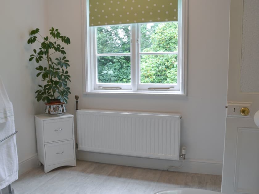 Bathroom | The Farmhouse - Lanwithan Cottages, Lostwithiel