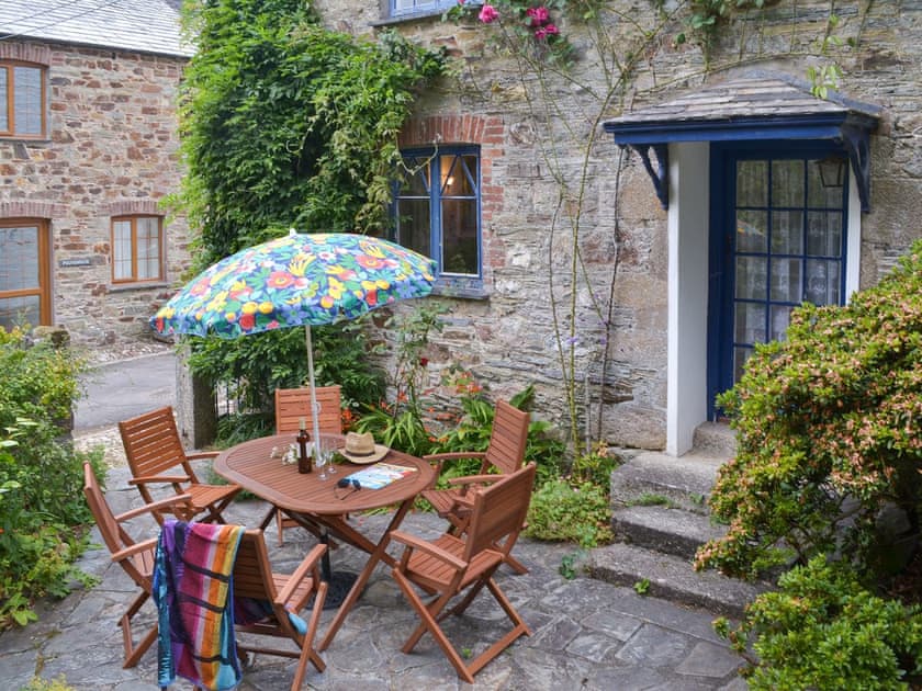 Sitting out area | The Farmhouse - Lanwithan Cottages, Lostwithiel