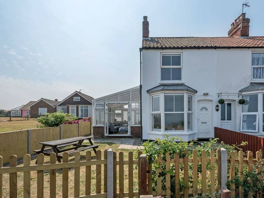 Attractive end terraced holiday cottage | Marion’s Sea View, Overstrand, Cromer
