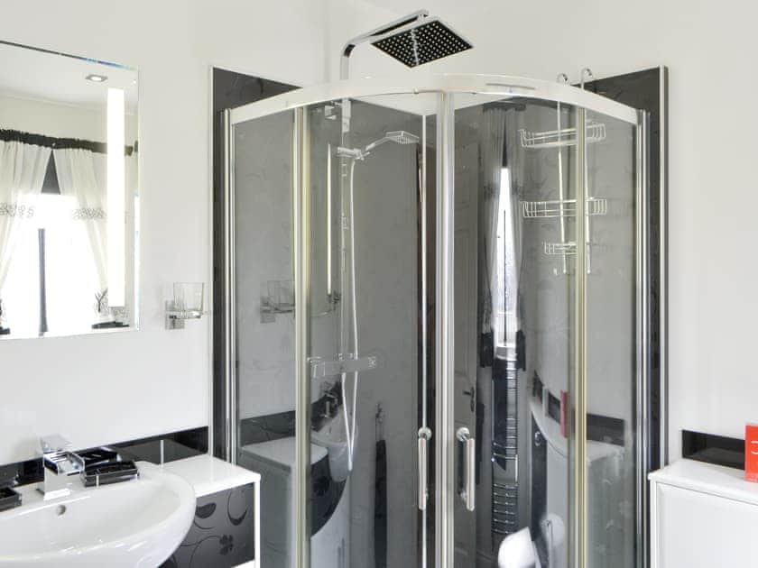 En-suite shower room | Hawthorne House, Amble, near Warkworth