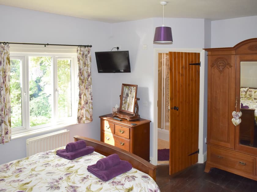 Relaxing master bedroom with en-suite | Oakdene Lodge, Wimborne