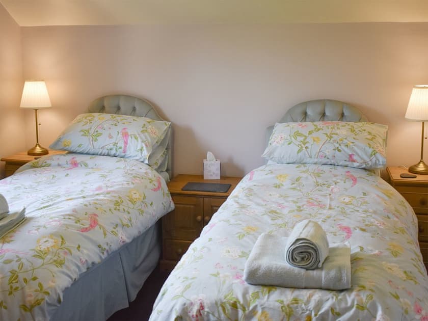 Good-sized twin bedroom | Oakdene Lodge, Wimborne