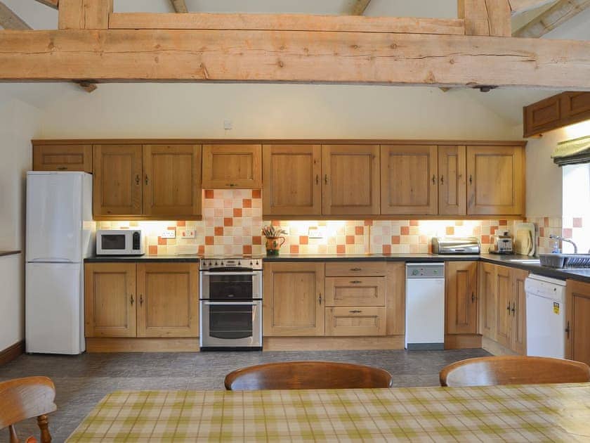 Spacious, well equipped kitchen/ dining room | Skimblescott Barn, Much Wenlock