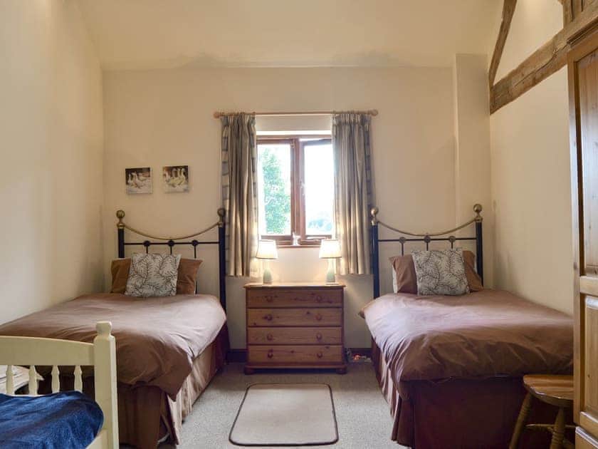 Spacious twin bedroom | Skimblescott Barn, Much Wenlock