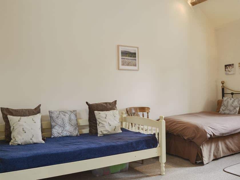Spacious twin bedroom | Skimblescott Barn, Much Wenlock