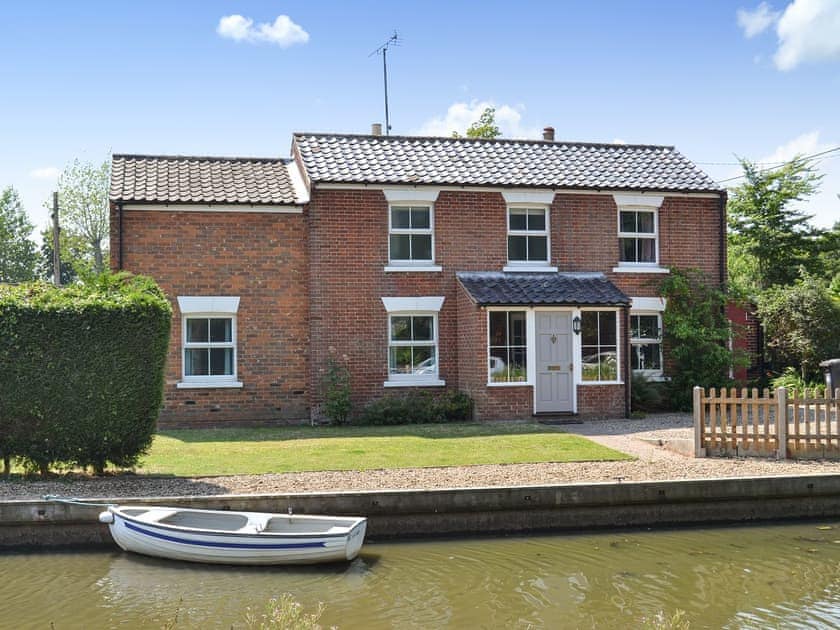 Wonderful holiday cottage perched on the banks of the River Ant | Riverside - Simpson’s Boatyard, Stalham