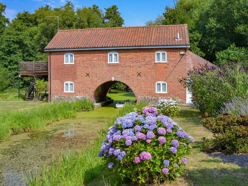 A truly unique and unusual holiday home | The Wherry Arch, Irstead, Norwich