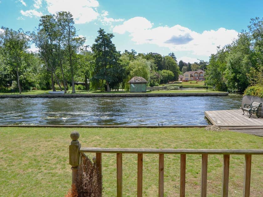 Peacefully set on the banks of the River Bure | Watersedge, Wroxham