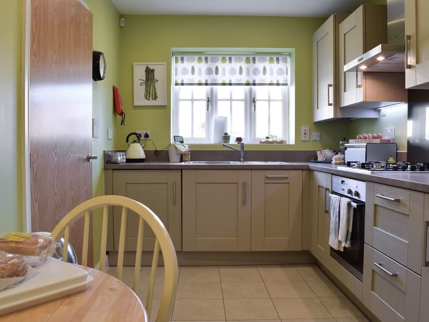 Kitchen with dining area | Cosy Cotswolds Townhouse, Shipston-on-Stour