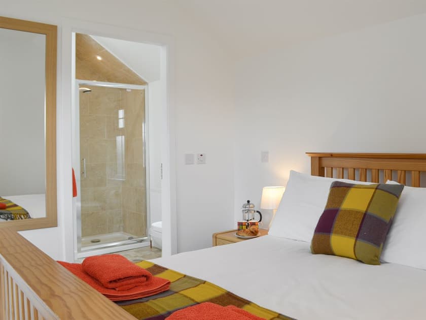 Kingsize bed and en-suite with shower cubicle | Wester Laggan Cottage, Dulnain Bridge, near Grantown-on-Spey