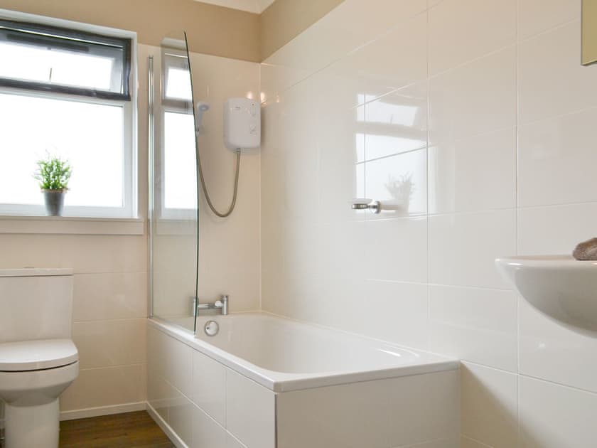 Family bathroom with shower over bath | Tigh Ban, Glencoe, near Fort William