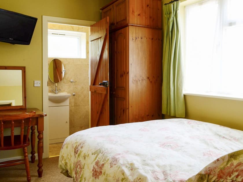 Ground floor en-suite bedroom | Oakdene Lodge, Wimborne