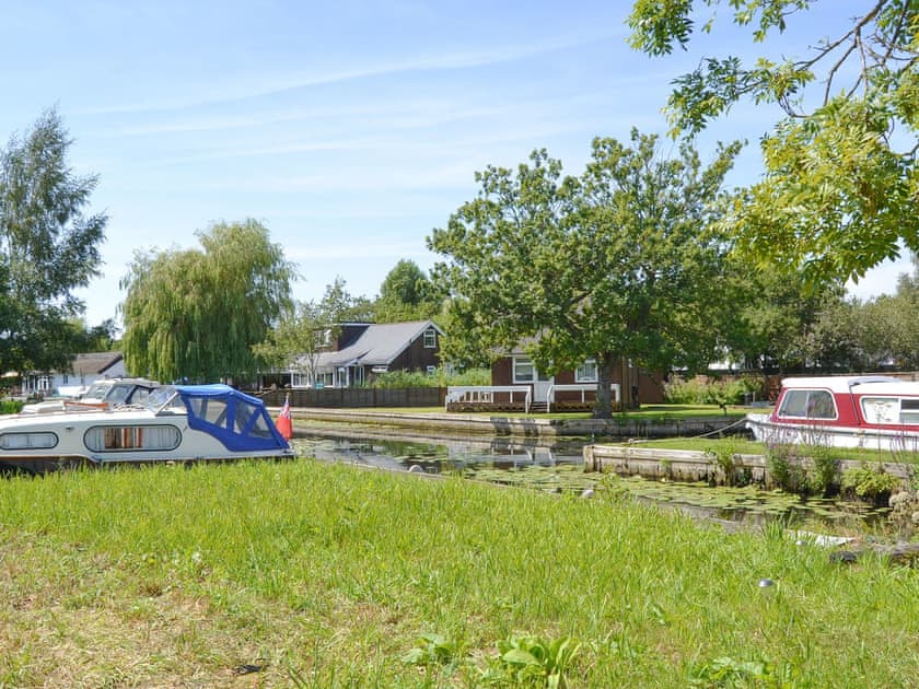 Idyllic waterside holiday home | Silver Birches, Horning