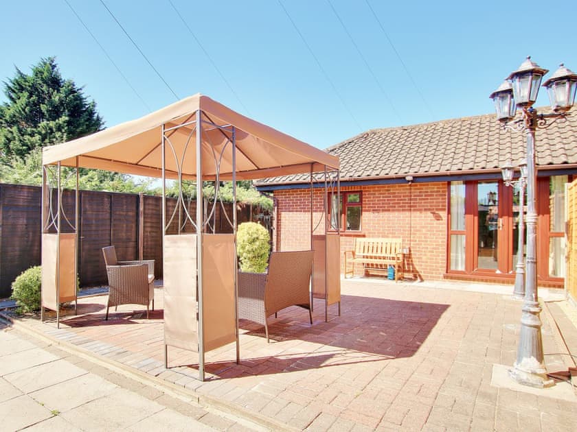 Enclosed patio area with garden furniture | Irenic Lodge - Irenic Lodges, Hamble