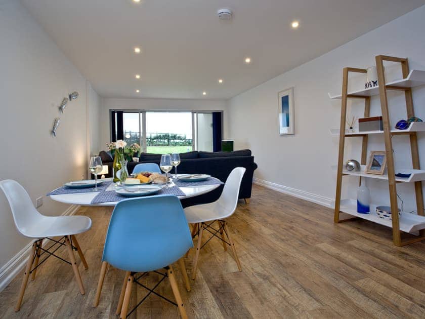 Living room/dining room | Glimpse - Bredon Court, Newquay