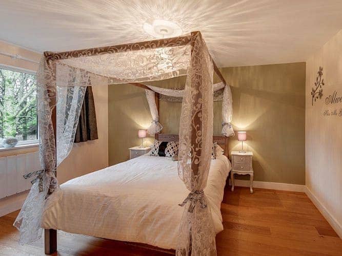 Four Poster bedroom | Willow Lodge - South View Lodges, Exeter