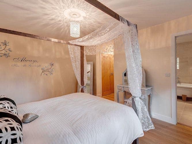 Four Poster bedroom | Willow Lodge - South View Lodges, Exeter