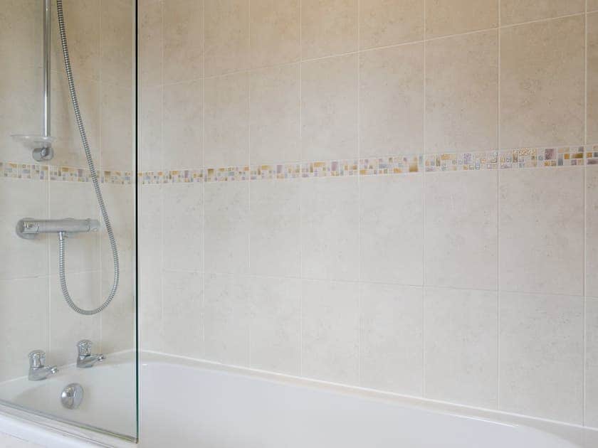 En-suite bathroom with shower over bath | Mickle Hill Mews, Gargrave, near Skipton