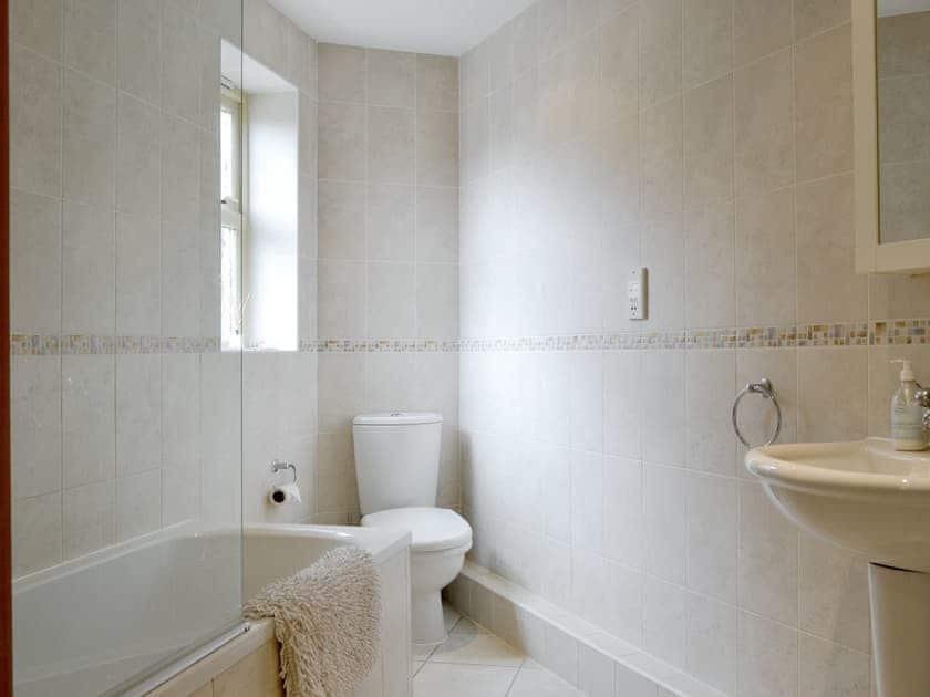 En-suite bathroom with shower over bath | Mickle Hill Mews, Gargrave, near Skipton