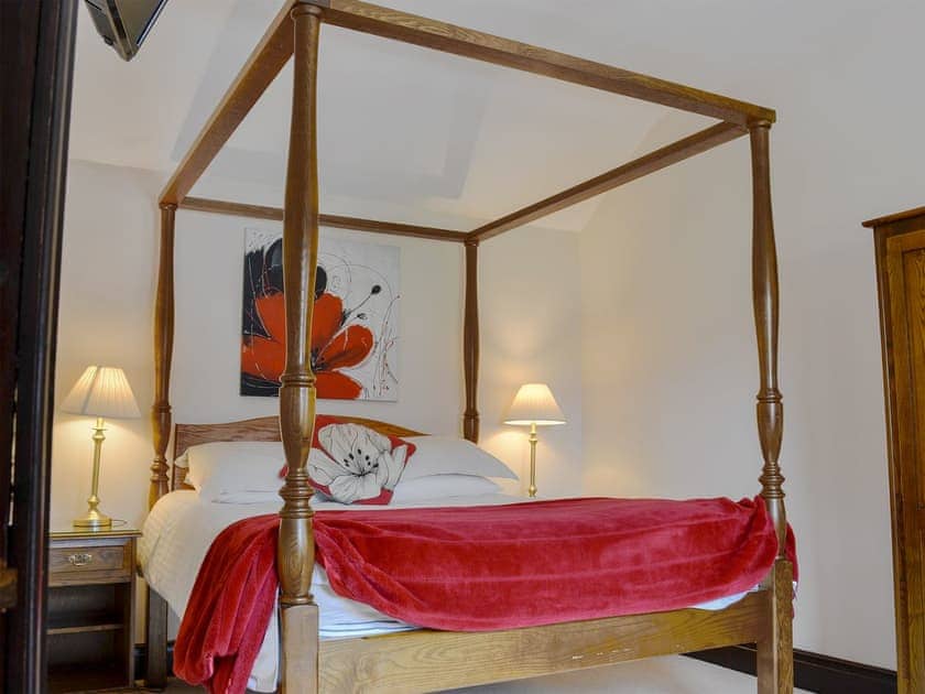 Relaxing four poster bedroom | Roselber - Stonelands Farmyard Cottages, Litton near Kettlewell