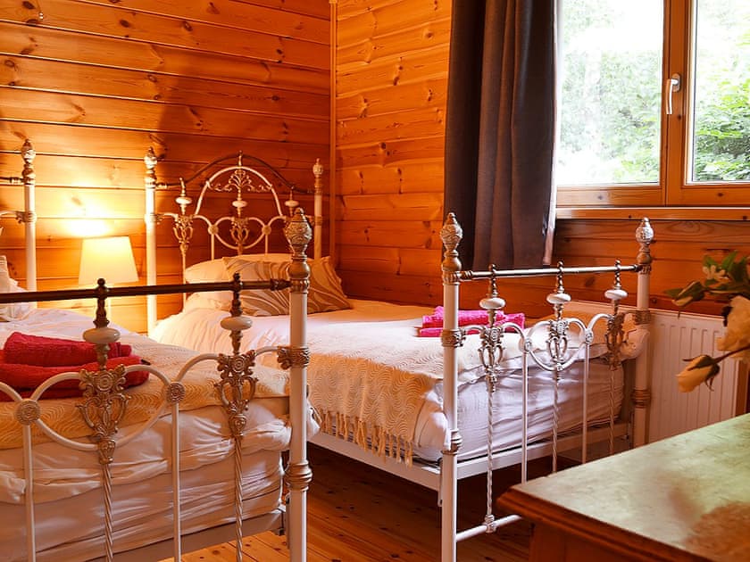 Well-appointed twin bedded room | Edw Lodge - Boatside, Aberedw, near Builth Wells