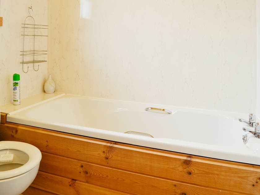 En-suite bathroom | Edw Lodge - Boatside, Aberedw, near Builth Wells