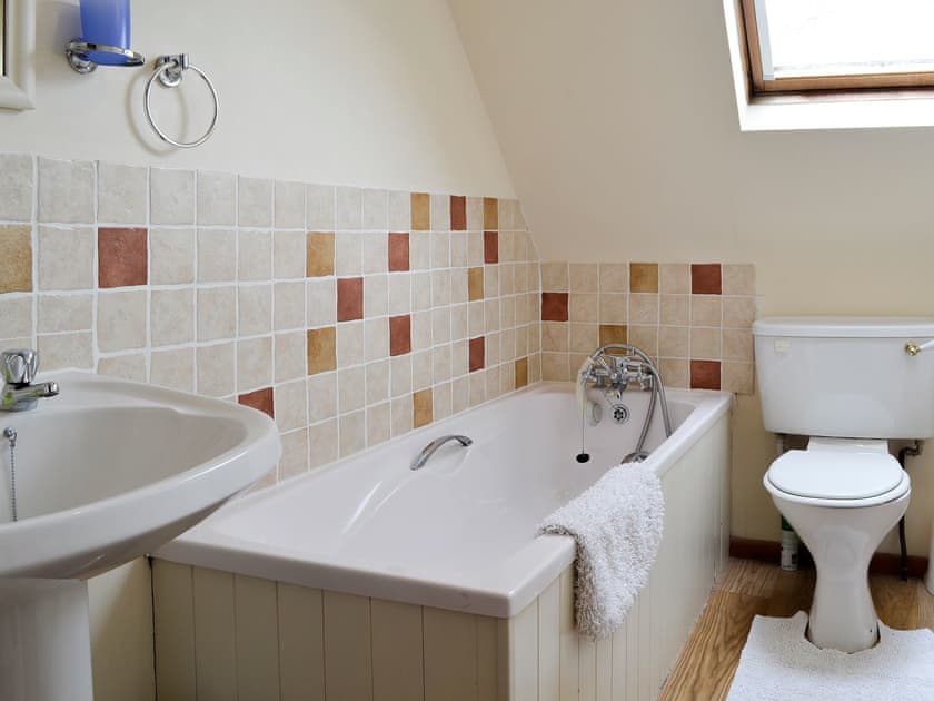 Attractively tiled bathroom | Terracotta, Bourton-on-the-Water