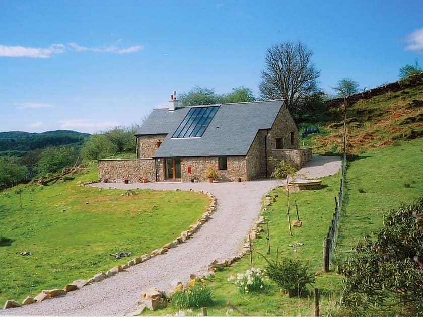 Wonderful holiday cottage with sweeping driveway perched high above Loch Sween | Achabeg, Inverlussa, near Achnamara