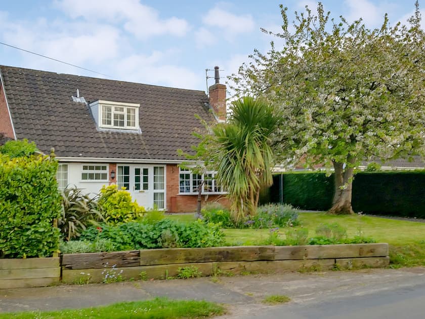 Exterior | Dinsel, Upton
