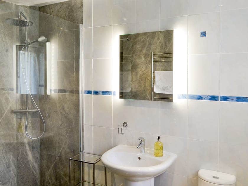 En-suite shower room | The Linhay, St Issey, Wadebridge