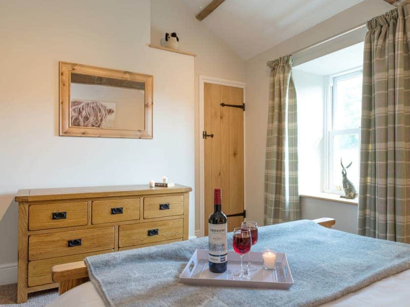 Peaceful en-suite double bedroom | Abraham’s Cottage, Langthwaite, near Richmond