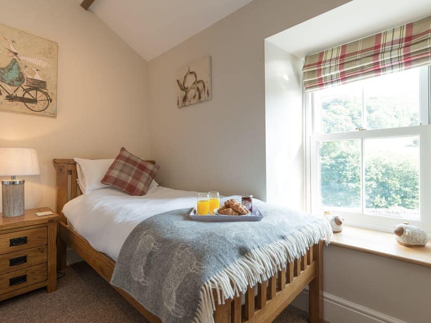 Light and airy en-suite twin bedroom | Abraham’s Cottage, Langthwaite, near Richmond